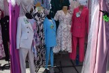 Targowisko przy Dworaka w Rzeszowie z mnóstwem ubrań na wiosnę i lato. Są sukienki, bluzki, spodenki [ZDJĘCIA]