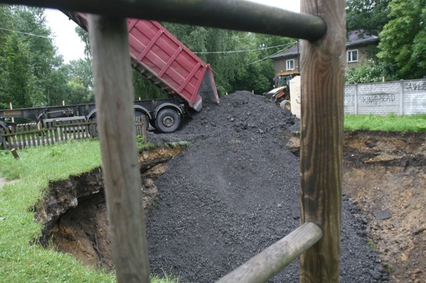 Dziura w Sosnowcu: rozpoczęło się zasypywanie zapadliska przy ul. Kalinowej [ZDJĘCIA]