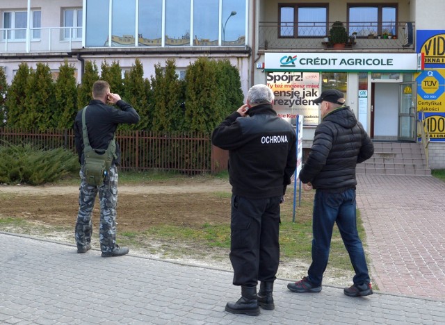 Po napadzie policjanci prowadzili na teerenie banku i w jego otoczeniu działania dokumentujące zdarzenie, inna grupa policjantów prowadziła czynności zmierzające do ustalenia i zatrzymania sprawców tego rozboju.