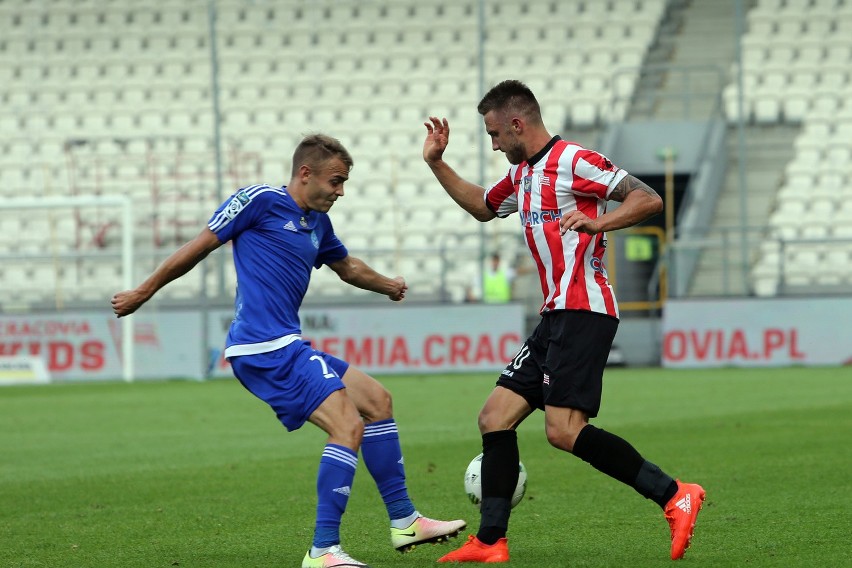 Mecz Cracovia  - Ruch Chorzow przy pustych trybunach.