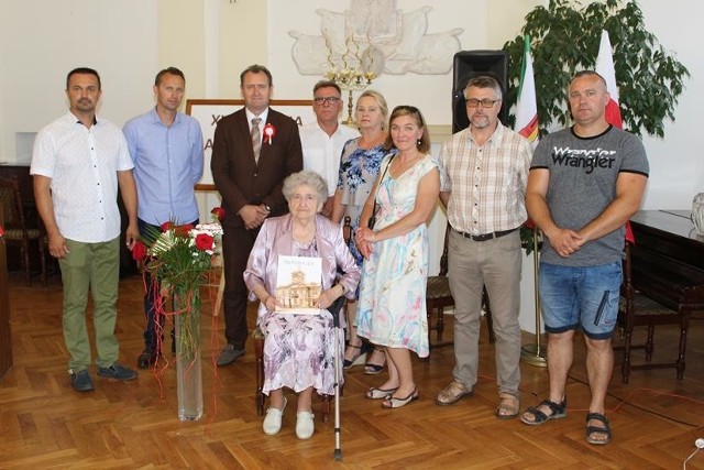 Danuta Wiśniewska odebrała w imieniu zmarłego męża tytuł „Zasłużony dla Miasta Lipna”