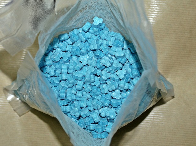 Policjanci ujawnili i zabezpieczyli 4911 tabletek ecstasy, ponad pół kilograma amfetaminy oraz ponad 5 gramów marihuany.