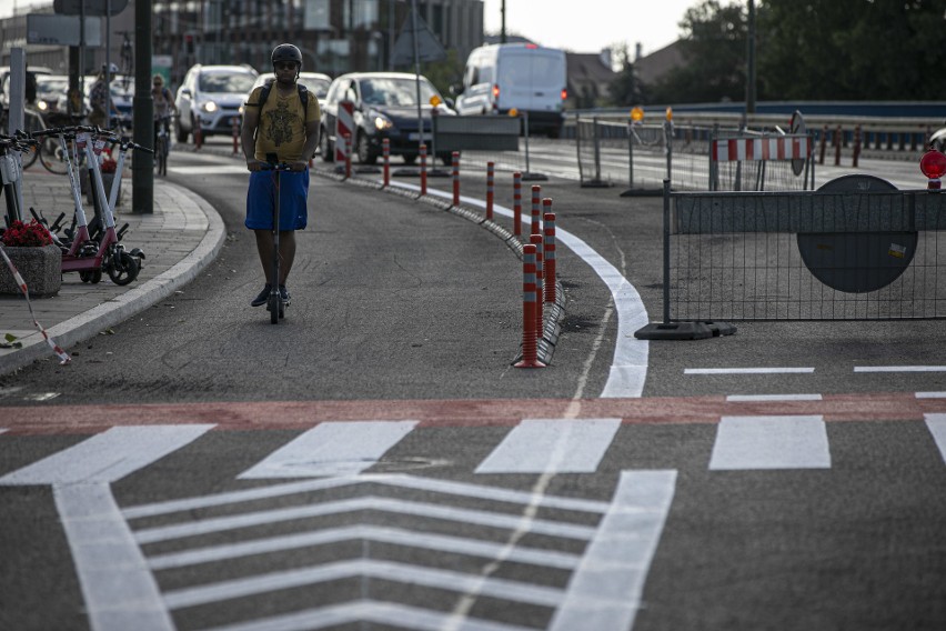 Zmiany na ul. Dietla. Pas dla rowerów, miejsca parkingowe i tylko jeden pas do jazdy dla aut [ZDJĘCIA]