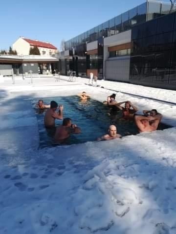Wspaniałe morsowanie w Połańcu. Amatorzy zimowych kąpieli kolejny raz spotkali się na basenie (ZDJĘCIA)