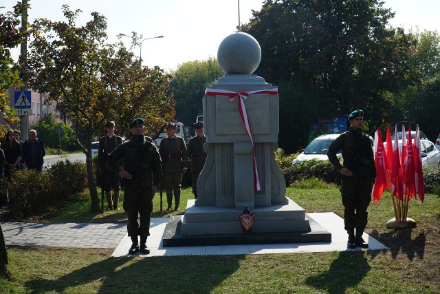 Pomnik Poległych Winiarczyków wrócił na swoje miejsce po 82 latach,  staraniem mieszkańców Winiar. Zobacz zdjęcia z odsłonięcia pomnika --->