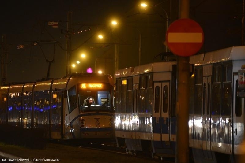 Wrocław: Pod tramwajem 33 Plus pękła szyna. Kursowały autobusy zastępcze (ZDJĘCIA)