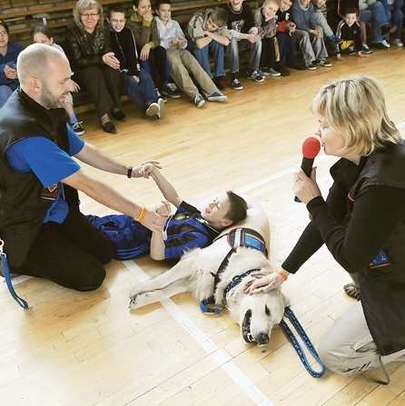 Maria i Stefan Halasz z Fundacji Kynoterapeutycznej w Bydgoszczy pokazywali jak pies może pomóc człowiekowi. Zajęcia wyciszają emocje.