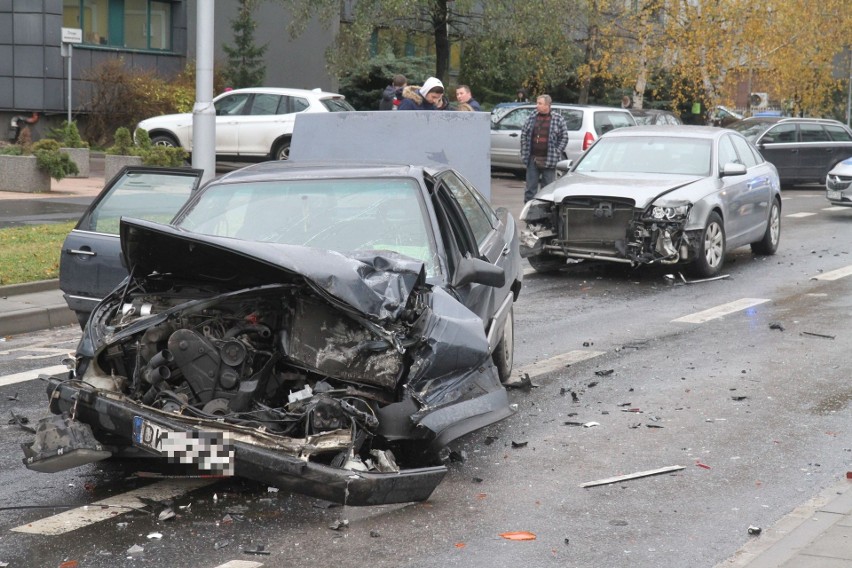 Wypadek na Strzegomskiej. Zderzenie dwóch audi i ciężarówki