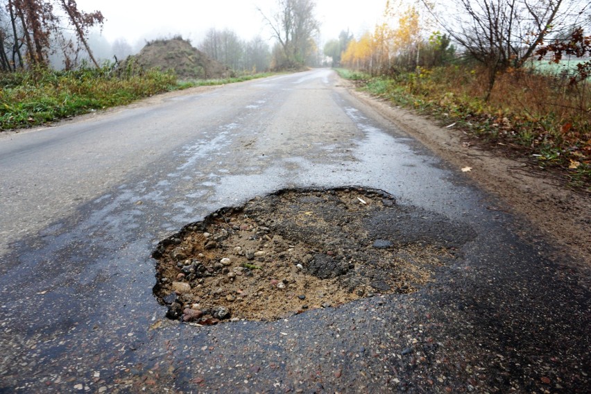 Gmina Karniewo. Są pieniądze na drogę prowadzącą do Gościejewa (gmina Karniewo). Kiedy remont?