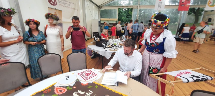 Na Zamku Książęcym w Niemodlinie podpisano w poniedziałek,...