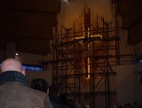 Trzymetrowa figura Chrystusa zawisła na ołtarzu kościoła św. Wojciecha w Wyszkowie
