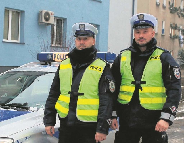 Lucjan Galski (po lewej) i Tomasz Łąka od pięciu lat wspólnie patrolują ulice Oświęcimia. Znakomicie się uzupełniają. Podczas niebezpiecznych akcji mogą na siebie liczyć. Przyjaciółmi są także po służbie