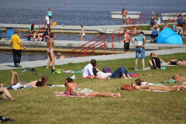 Poznaniacy spędzają weekend w parkach, na basenach i nad jeziorami