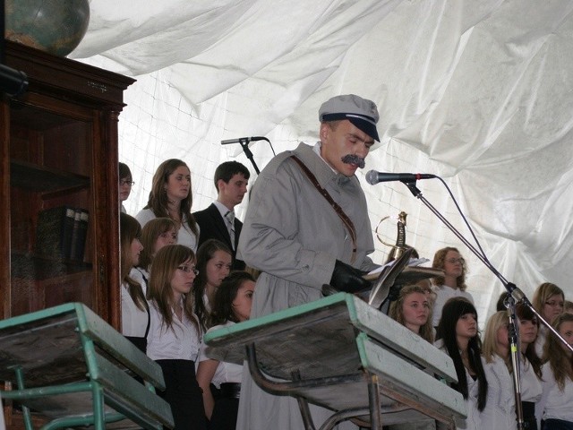 Uczeń w roli Józefa Piłsudskiego gromkim głosem zwracał się do absolwentów i zgromadzonych gości na akademii.