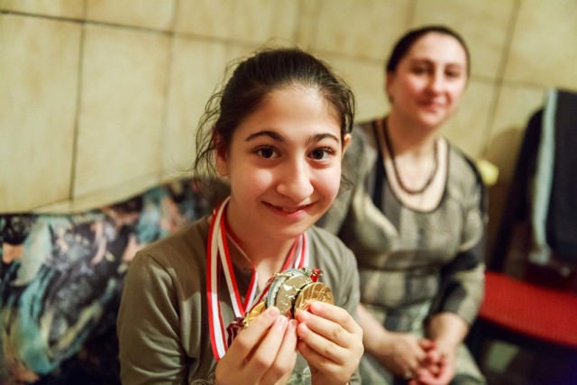 Larisa Edilowa z Czeczenii do Białegostoku przyjechała siedem lat temu. Ale pomoc jeszcze jej się przyda. Zwłaszcza w wykupie leków czy opłaceniu czynszu. Na pierwszym planie jej córka
