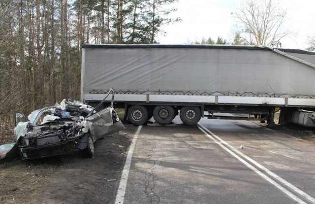 Tir obrócił się wokół własnej osi i stanął w poprzek drogi. Kierowca hyundaia nie miał szans. Auto z impetem uderzyło w tył naczepy.