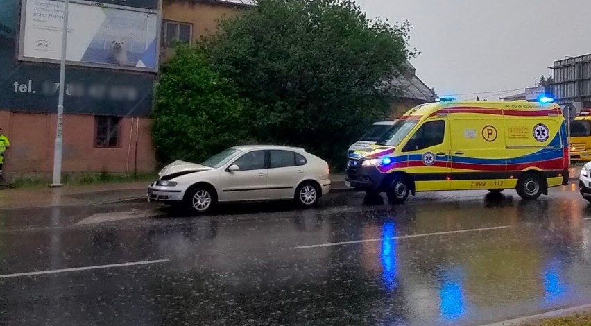 Na skrzyżowaniu ul. Krakowskiej z ul. Dębicką w Rzeszowie seat uderzył w BMW [ZDJĘCIA]