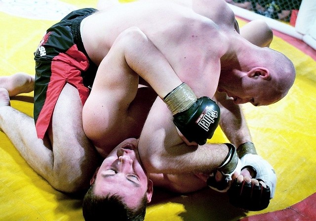 Podczas ubiegłorocznej gali MMA barw Świecia bronił strażnik miejski Tomasz Stożek