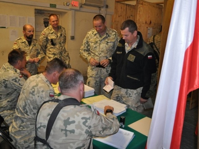 W Afganistanie polscy żołnierze głosują w dziewięciu lokalach wyborczych.