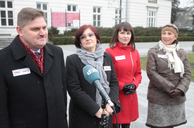 W jednym szeregu stanęli przedstawiciele różnych partii i środowisk: od lewej Leszek Ruszczyk (PO), Katarzyna Kołodziejczyk (Czarny Protest), Katarzyna Kalinowska (Nowoczesna), Ewa Zarzycka (KOD).