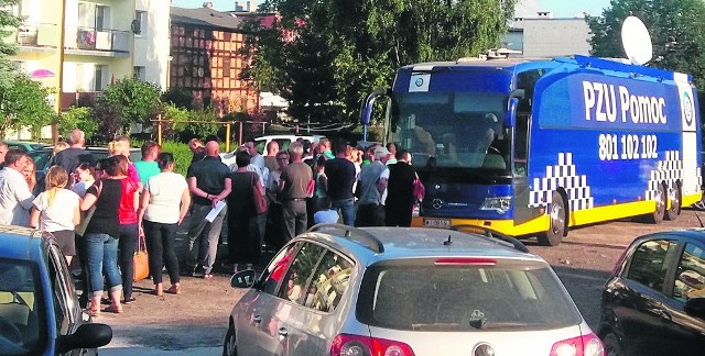 Firmy ubezpieczeniowe starają się ułatwić klientom zgłaszanie szkód. Zwiększono liczbę pracowników na infoliniach i w terenie. Na przykład PZU wysłało do poszkodowanych autobusy.