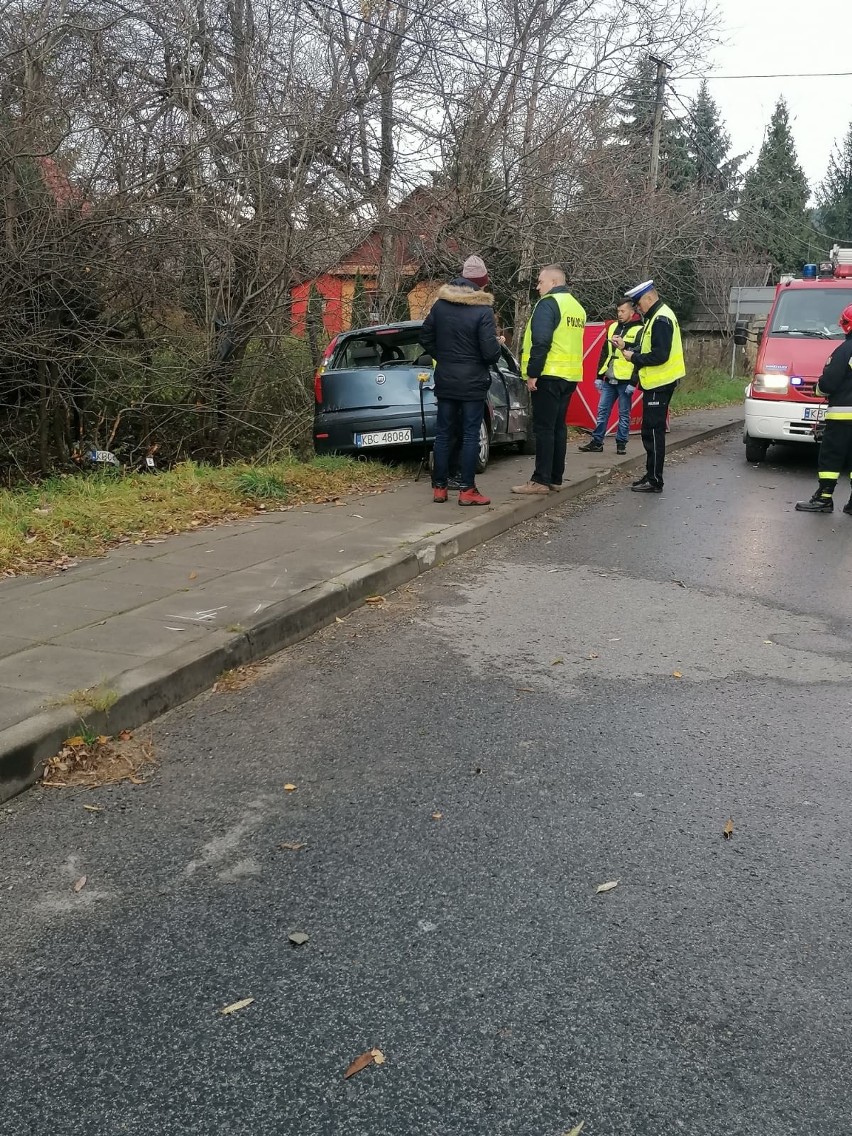 Żegocina. Tragedia na drodze wojewódzkiej. Młoda kobieta zginęła przygnieciona przez auto [ZDJĘCIA] 21.11