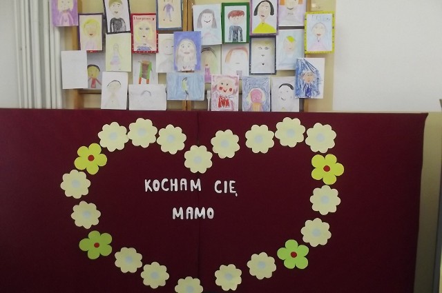 W Szkole Podstawowej w Słosinku odbyła się akademia z okazji Dnia Matki. Na scenie wystąpili uczniowie poszczególnych klas słosineckiej szkoły.
