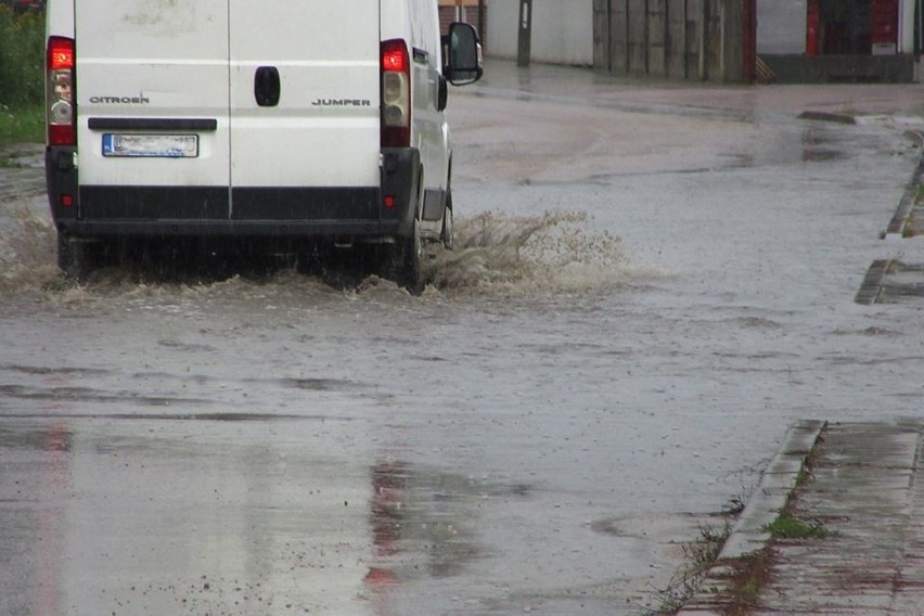 Mońki. Ulice i piwnice zalewane po intensywnych opadach deszczu (zdjęcia)