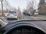 Wypadek trzech samochodów na ul. Polskiej w Poznaniu. Jeden z nich dachował. Jedna osoba została ranna