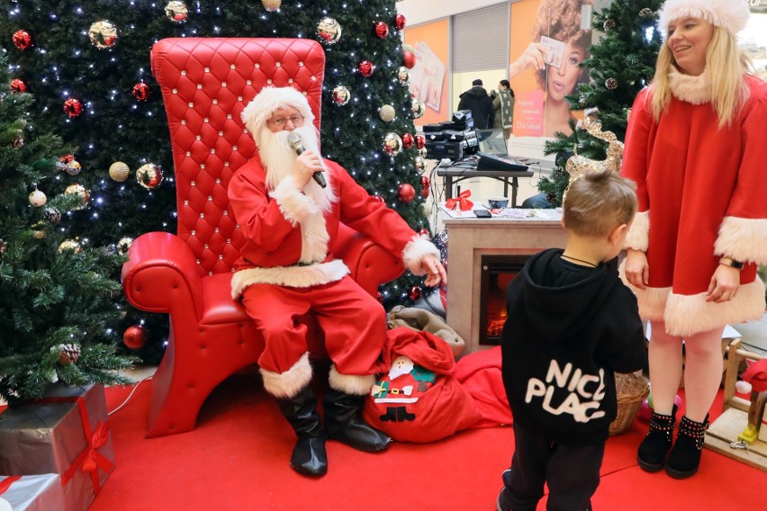 Dzieci spotkały Mikołaja i poprosiły o prezenty. Kiermasz w galerii Olimp i spotkanie z Mikołajem. Zdjęcia  