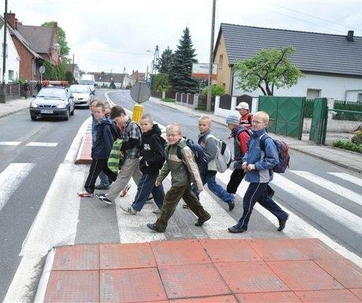 Dzięki sygnalizacji świetlnej dzieci przechodzące w Boguszycach przez ulicę do szkoły będą bezpieczniejsze.