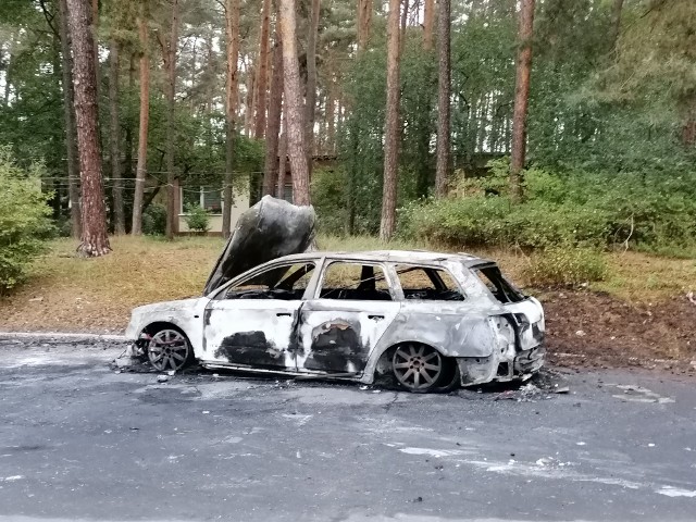 W nocy w Ciborzu doszczętnie spłonęło auto. Płomienie wybuchły około 3 w nocy. Policja i straż pożarna ustalają przyczyny.W samym środku nocy mieszkańców na równe nogi postawiły buchające płomienie ognia. Auto stało na pobliskim parkingu. Spłonęło doszczętnie.Na razie nie wiadomo, jakie są przyczyny. Policja i straż pożarna ustalają fakty.Z relacji mieszkańców wynika, że właściciel jest bardzo spokojnym człowiekiem. - Zupełnie nieszkodliwym, więc nikomu nie wadził. Trudno powiedzieć, czy to podpalenie, czy nie. Żadnych spekulacji, póki co - słyszy się opinie.Jak tylko służby ustalą przyczyny pożaru auta, wówczas o tym poinformujemy.ZOBACZ WIDEO: Wybuch gazu w Czarnowie!