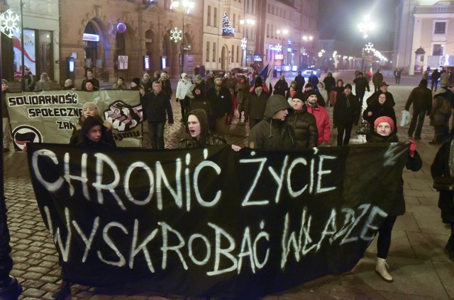 Już od ponad 10 dni w Toruniu, ale i na całym świecie, trwają protesty przeciwko decyzji Trybunału Konstytucyjnego dotyczącej aborcji. W Warszawie, według szacunków policji, w piątkowej manifestacji uczestniczyło nawet 100 tys. osób. W naszym mieście na demonstracjach również obserwujemy kilkutysięczne tłumy. Przypominamy największe protesty i manifestacje w Toruniu, które odbyły się w ostatnich latach.Protest KOD-u16 grudnia 2016 miała miejsca pierwsza toruńska demonstracja przeciw ograniczeniom mediów.