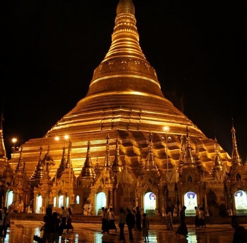 Shwedagon Paya w Rangoonie.