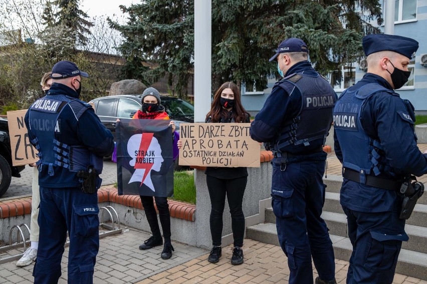 Dwie nastolatki zostały przesłuchane przez policję. Brały...