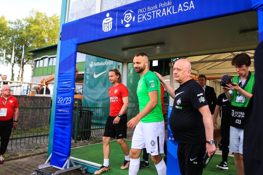 Bartosz Kieliba otrzymał pamiątkową koszulkę z numerem,...