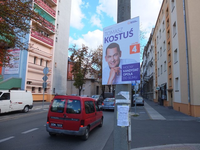 Plakat Tomasza Kostusia na lampie na ulicy Sądowej. Wprawdzie kandydat zgłosił Tauronowi chęć jego powieszenia, ale wczoraj zgody jeszcze nie miał. Nie opłacił także plakatu w MZD.