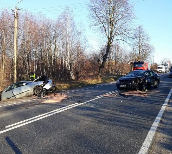 Wypadek w Brzezinach, trzy osoby ranne. DK 72 zablokowana!