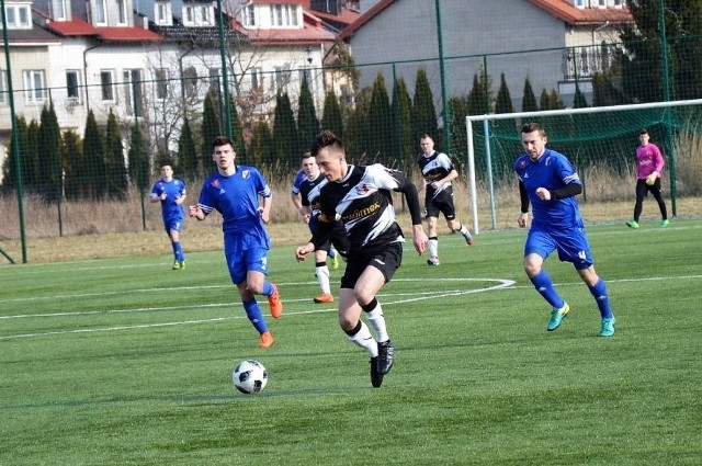 Wiktor Sawicki (przy piłce) strzelił pięć goli w meczu z Mechanikiem Bobolice