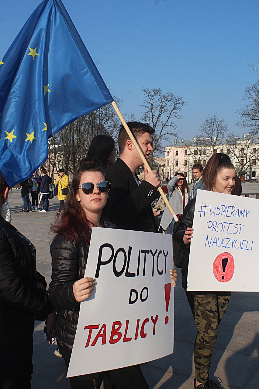 Strajk nauczycieli. Akcja solidarności na placu Litewskim (ZDJĘCIA, WIDEO)