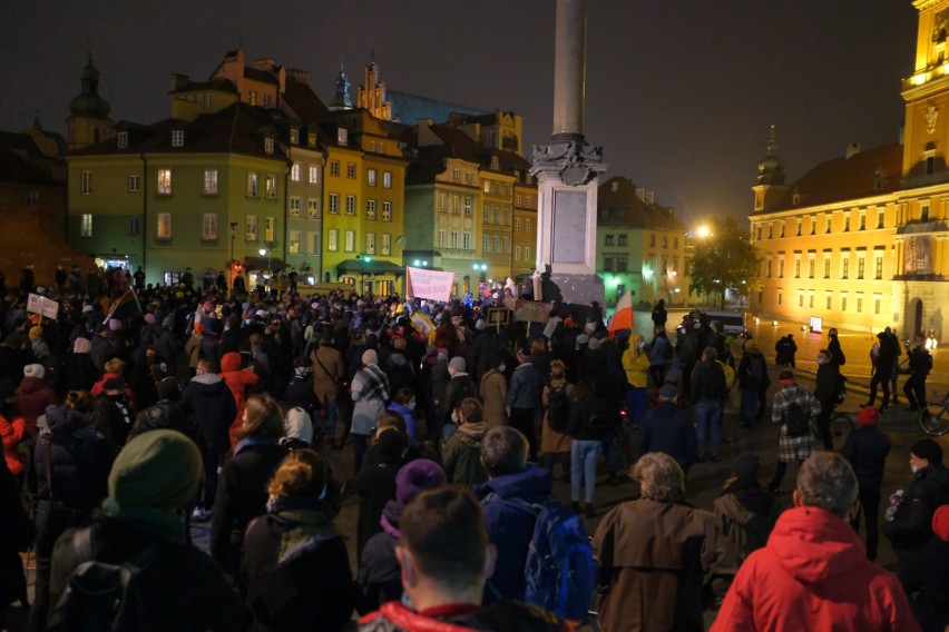 Ogólnopolski Strajk Kobiet. Warszawa: Kolejny dzień manifestacji. Blokada ulic i spacer pod kolumną Zygmunta