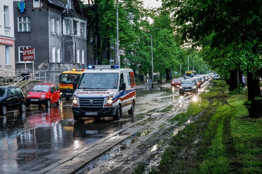 Nawierzchnię Traktu Konnego dość często uszkadzają...