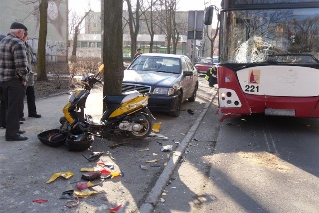 Kierujący skuterem trafił do szpitala.