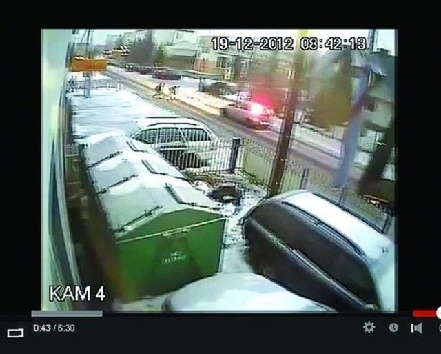 W 9-latka auto uderzyło pod szkołą w Cekcynie 19 grudnia. Zarejestrowały to kamery w sąsiednim budynku