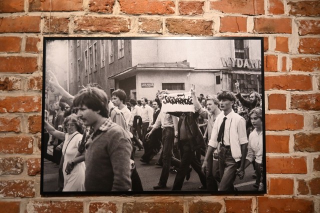 „Wielka zadyma… oczami kolejnych świadków”. To zbiór niepublikowanych dotychczas zdjęć z protestów Solidarności, które odbyły się w sierpniu 1982 roku.