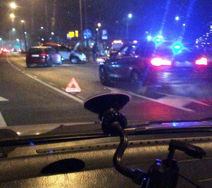 Opole. Wypadek na ulicy Okulickiego. Renault uderzyło w audi. Jedna osoba jest ranna. Pogotowie zabrało ją do szpitala