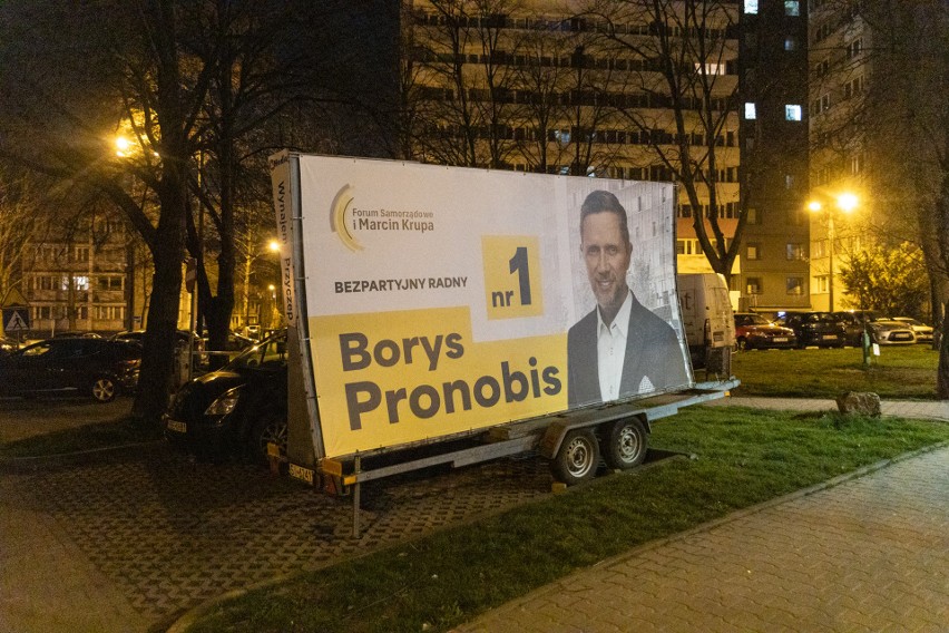 Kampania wyborcza w Katowicach. Kandydaci blokują miejsca postojowe na os. Tysiąclecia