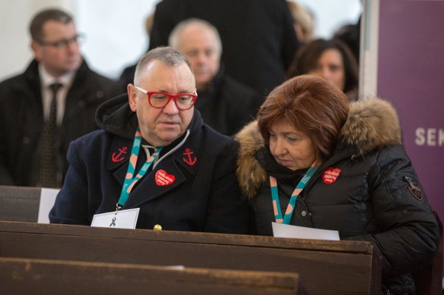 Pogrzeb Pawła Adamowicza zgromadził tysiące osób z całej Polski. Nie wszyscy zmieścili się w bazylice Mariackiej. Wśród tych, którzy żegnali tragicznie zmarłego prezydenta, byli politycy, dziennikarze...