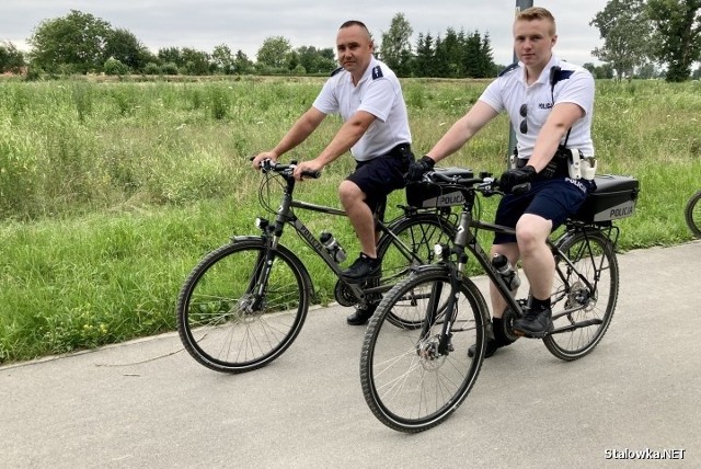 Policjanci na rowerach na błoniach nad Sanem