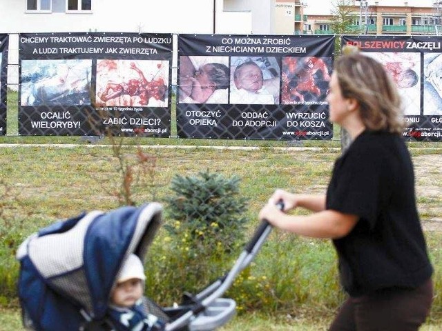 Wystawa antyaborcyjna wzbudza kontrowersje wśród mieszkańców Nowego Miasta. &#8211; Zdjęcia powinny być widoczne tylko dla zainteresowanych &#8211; uważa pani Joanna.